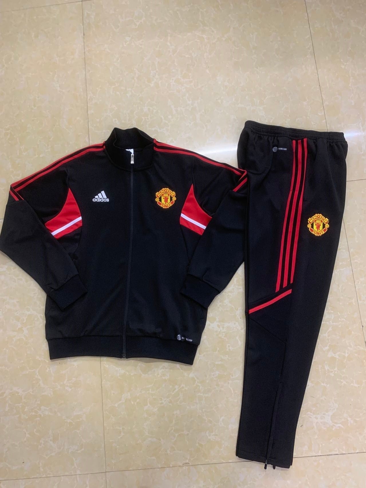 MANCHESTER UNITED  TRACKSUIT RED